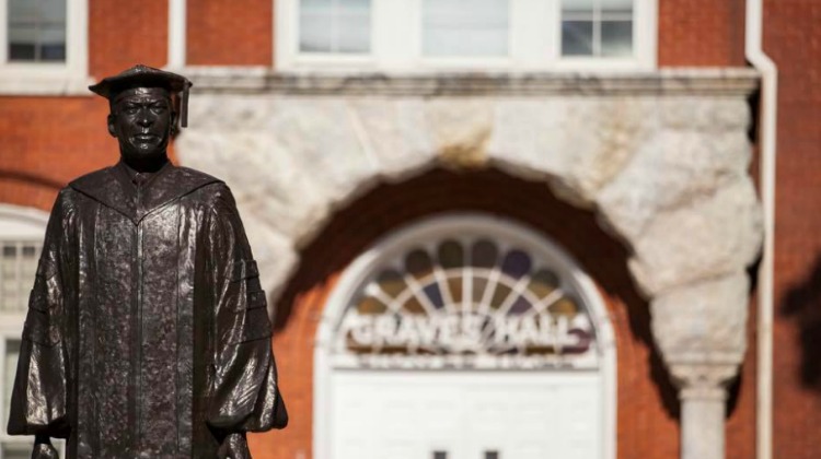 Memorial Benjamin Mays frente a Graves Hall en el campus de Morehouse College en Atlanta, GA.